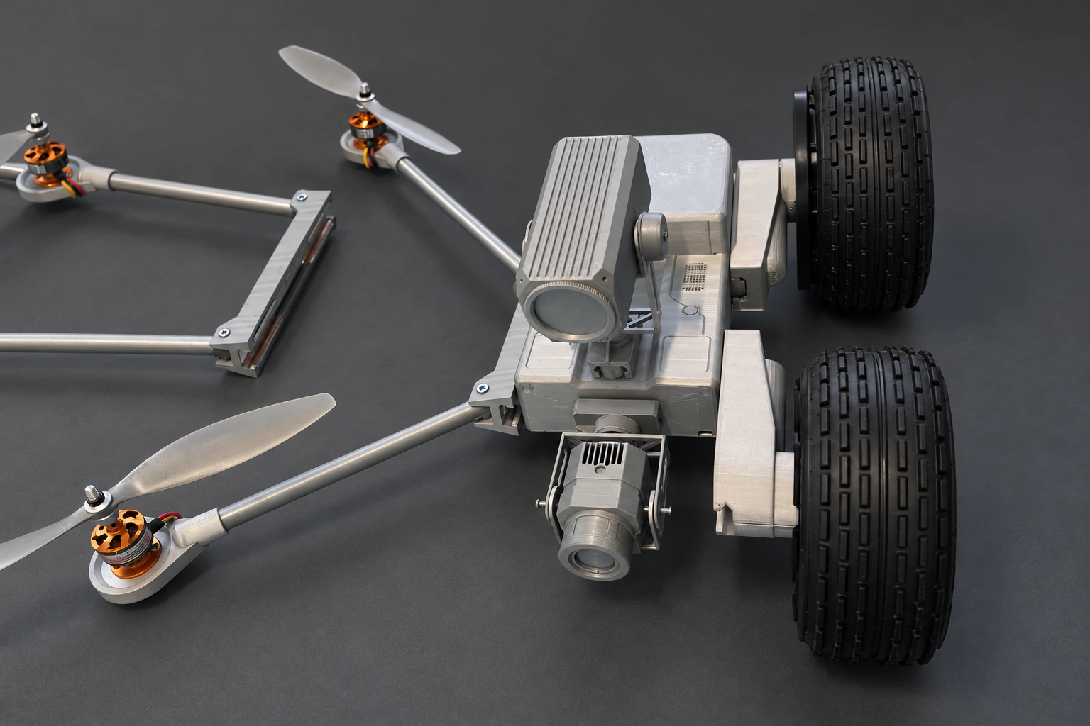 Prototype BRAIN déployé, avec ses roues, sa structure et ses hélices